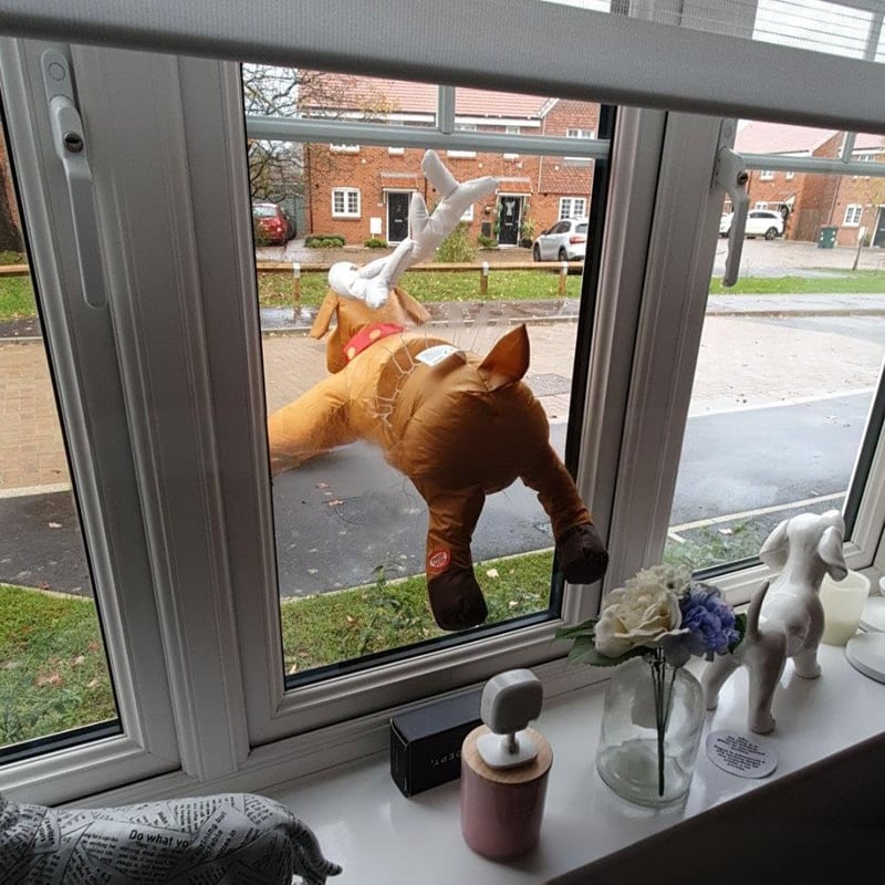 Rolig ‘Oj då!’-dekoration med jultomte och ren