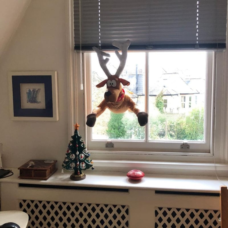 Rolig ‘Oj då!’-dekoration med jultomte och ren